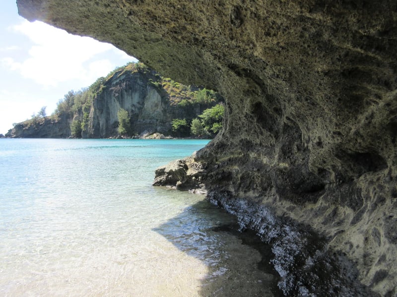 岸壁の日陰で波の音を聞ける瞑想スポット