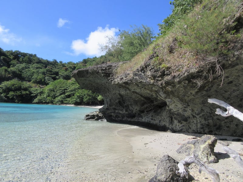 境浦海岸南側の岸壁の影になる場所